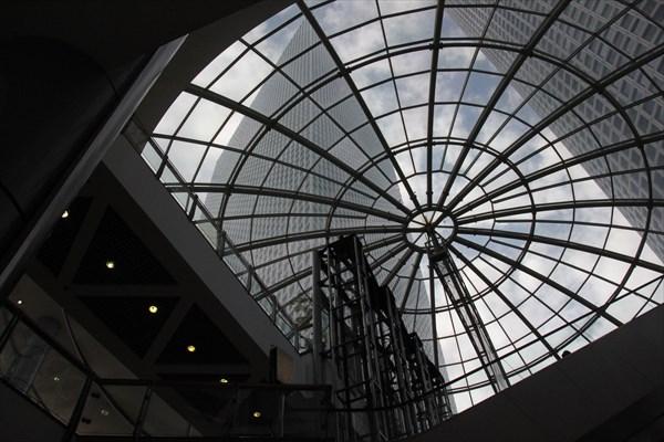 086-Вид на треугольную башню из-под крыши торгового центра